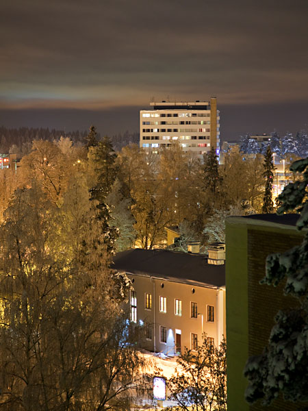 Uudenmaankatu 2 lumisessa maisemassa
